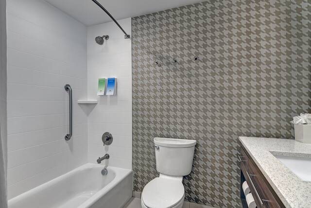 Home2 Suites By Hilton Bordentown — Bathroom