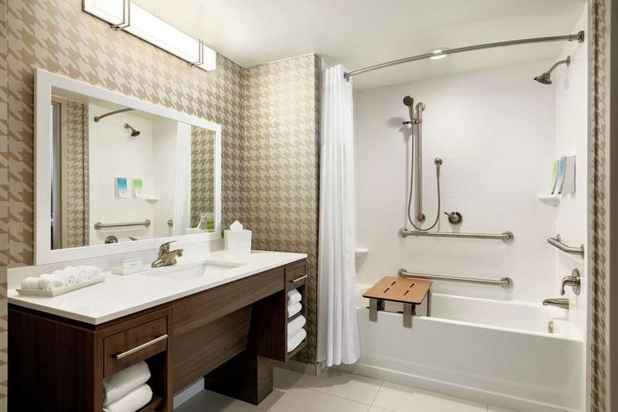 Home2 Suites By Hilton Brandon Tampa — Bathroom
