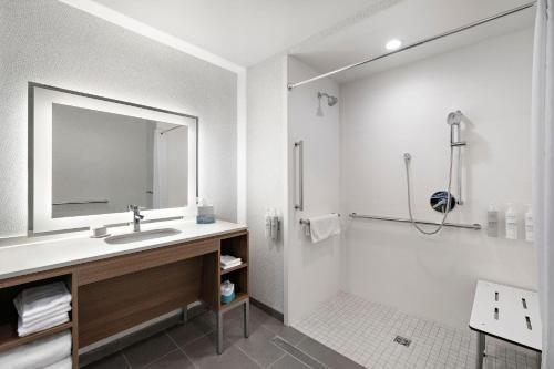Home2 Suites By Hilton Brantford — Bathroom