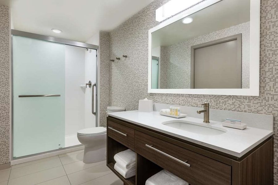 Home2 Suites by Hilton Brunswick — Bathroom