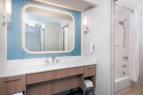 Home2 Suites by Hilton Buffalo Airport Galleria Mall — Bathroom