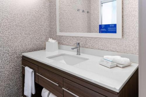 Home2 Suites by Hilton Buford Mall of Georgia — Bathroom