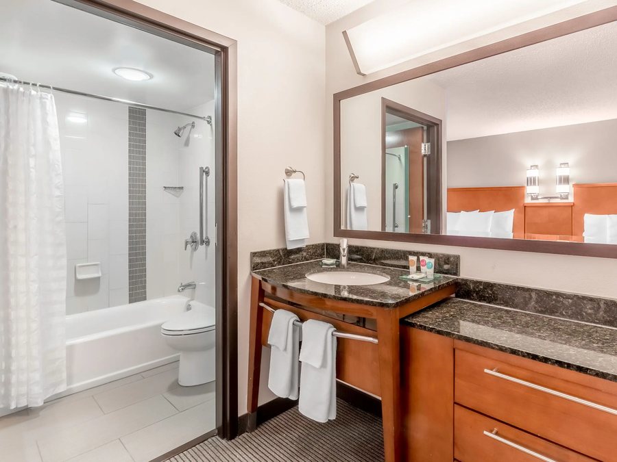 Home2 Suites by Hilton Charlotte Airport — Bathroom