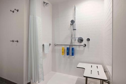 Home2 Suites by Hilton Charlotte I 77 Tyvola Rd — Bathroom