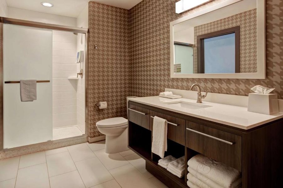 Home2 Suites by Hilton Charlotte Mooresville — Bathroom