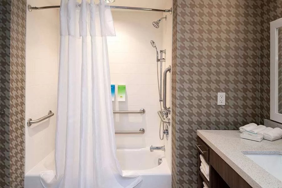 Home2 Suites by Hilton Charlotte Piper Glen — Bathroom