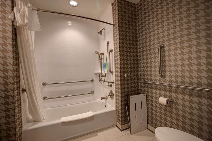 Home2 Suites By Hilton Charlotte Uptown — Bathroom