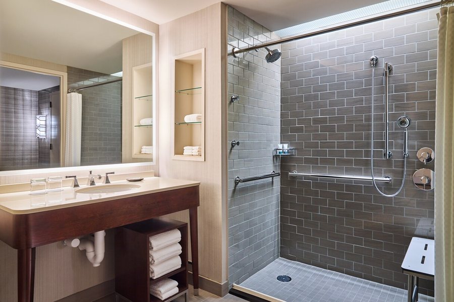 Home2 Suites by Hilton Chicago River North — Bathroom