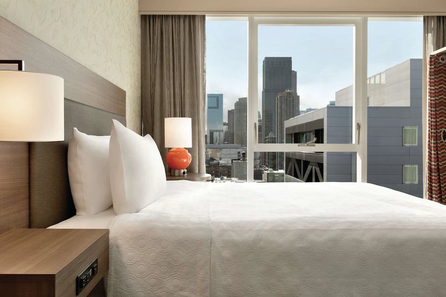 Home2 Suites by Hilton Chicago River North — Guest room