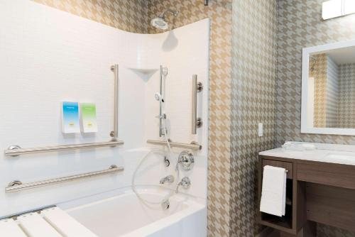 Home2 Suites By Hilton Clarksville Louisville North — Bathroom