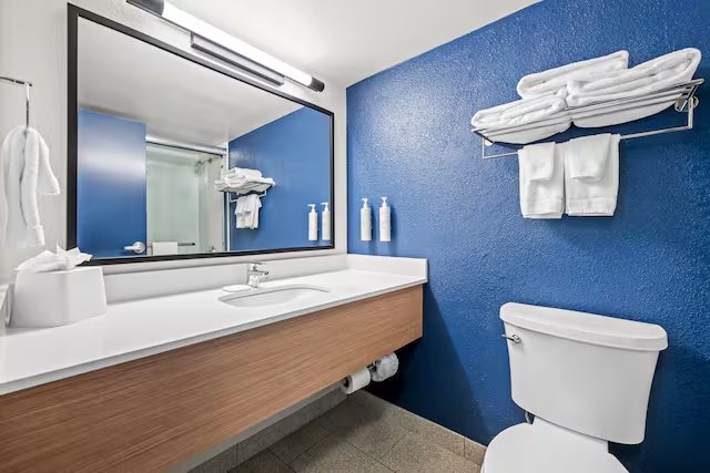 Home2 Suites by Hilton Cleveland Beachwood — Bathroom