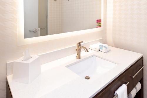 Home2 Suites by Hilton Columbia Downtown — Bathroom