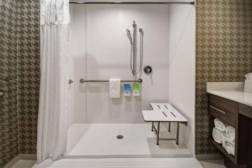 Home2 Suites By Hilton Columbus In — Bathroom