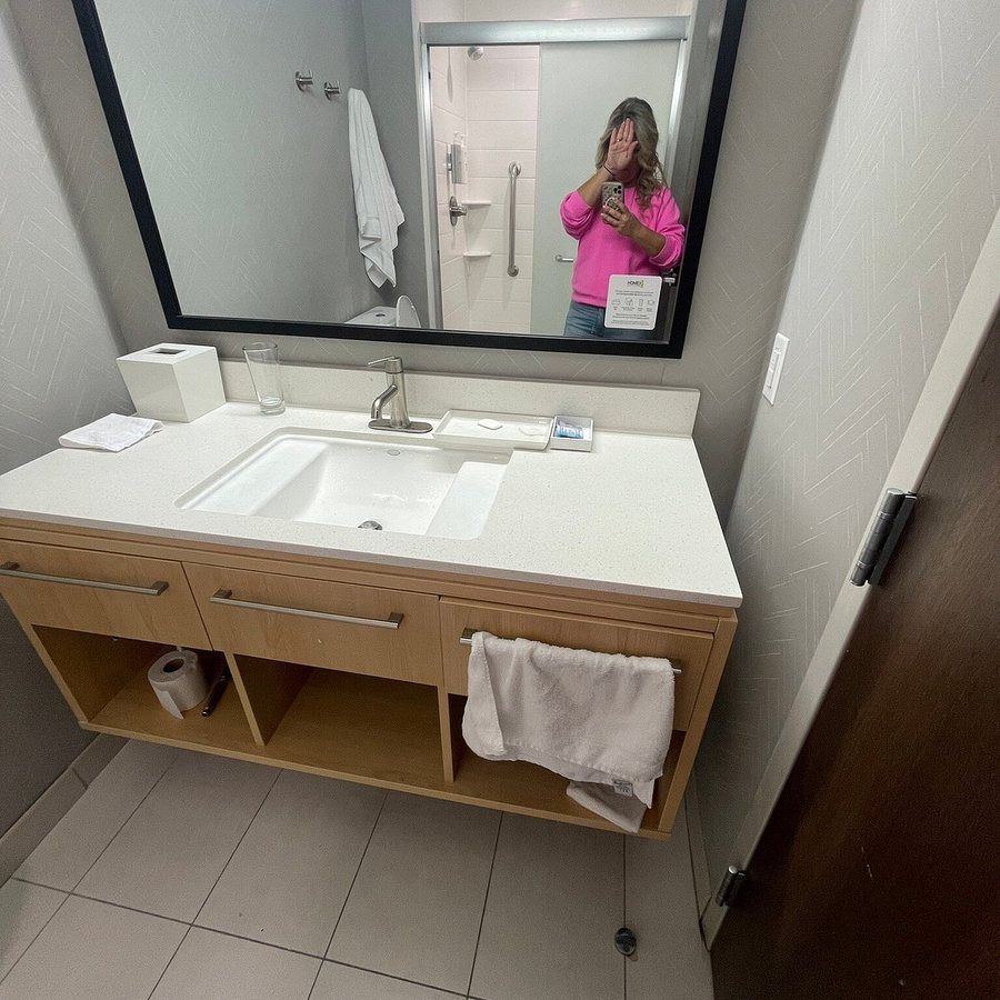 Home2 Suites by Hilton Dallas Grand Prairie — Bathroom