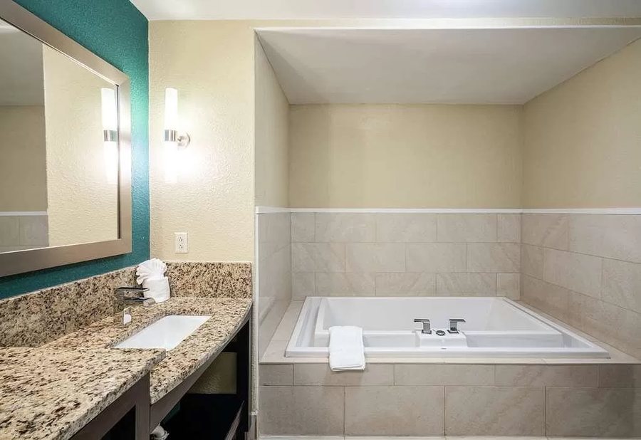Home2 Suites BY Hilton Dalton — Bathroom