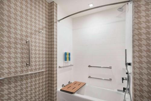 Home2 Suites by Hilton Denver International Airport — Bathroom
