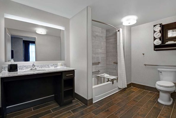 Home2 Suites by Hilton Edison — Bathroom