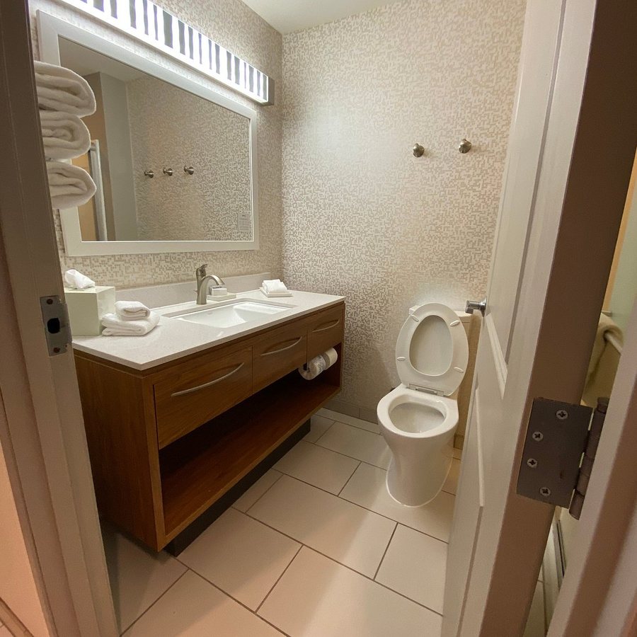 Home2 Suites By Hilton Fayetteville Fort Bragg — Bathroom