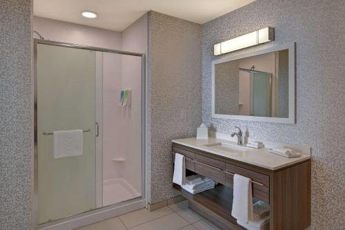 Home2 Suites By Hilton Flagstaff — Bathroom