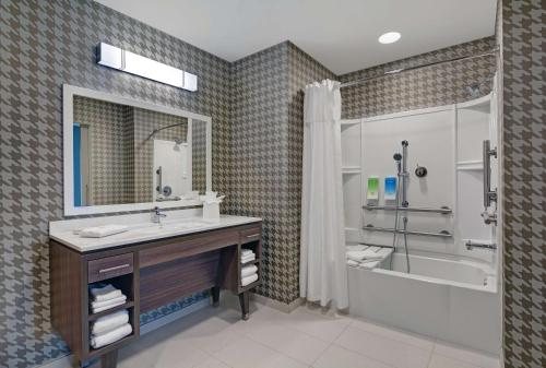 Home2 Suites by Hilton Fort Myers Colonial Blvd — Bathroom