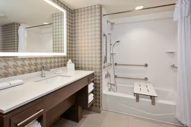 Home2 Suites By Hilton Grand Rapids Northeast — Bathroom