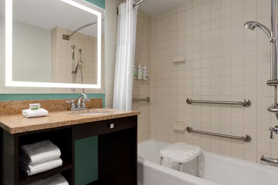 Home2 Suites by Hilton Green Bay — Bathroom