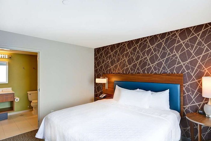 Home2 Suites by Hilton Green Bay — Guest room