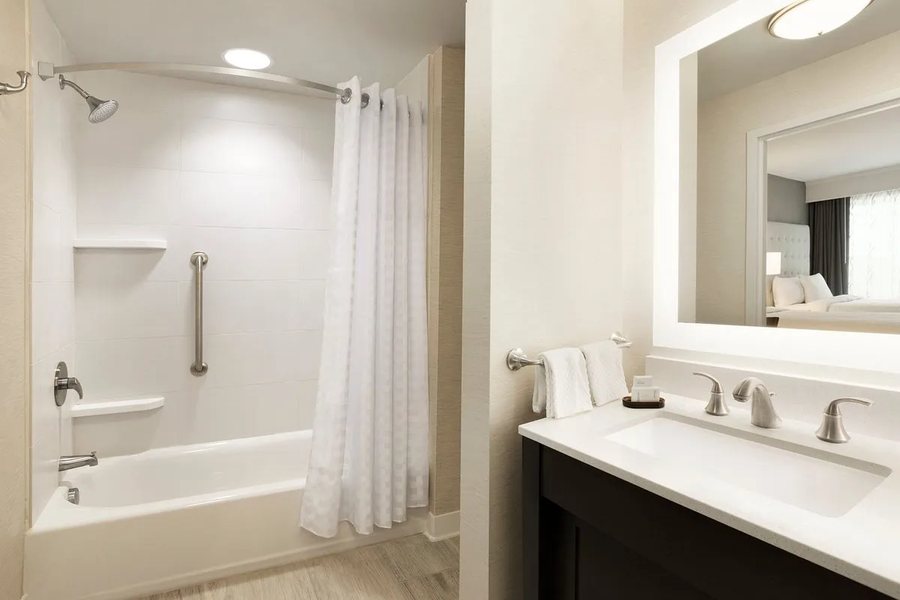 Home2 Suites by Hilton Greenville Downtown — Bathroom