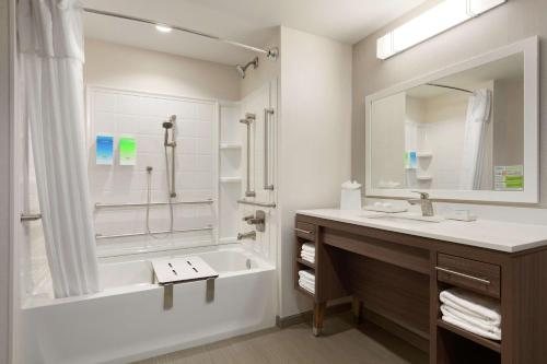 Home2 Suites by Hilton Hot Springs — Bathroom