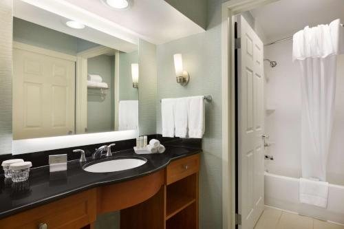 Home2 Suites by Hilton Houston Westchase — Bathroom
