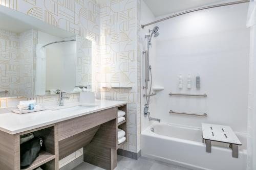 Home2 Suites by Hilton Huntsville Research Park Area AL — Bathroom
