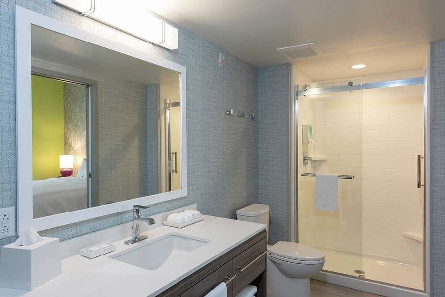 Home2 Suites by Hilton Indianapolis Airport — Bathroom