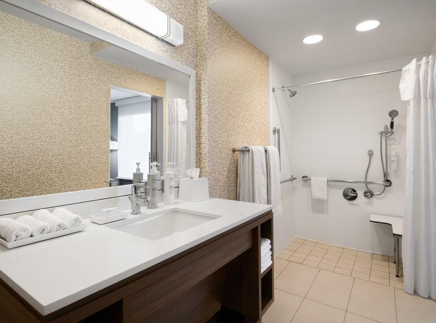 Home2 Suites by Hilton Indianapolis Keystone Crossing — Bathroom