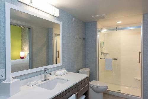 Home2 Suites by Hilton Indianapolis South Greenwood — Bathroom