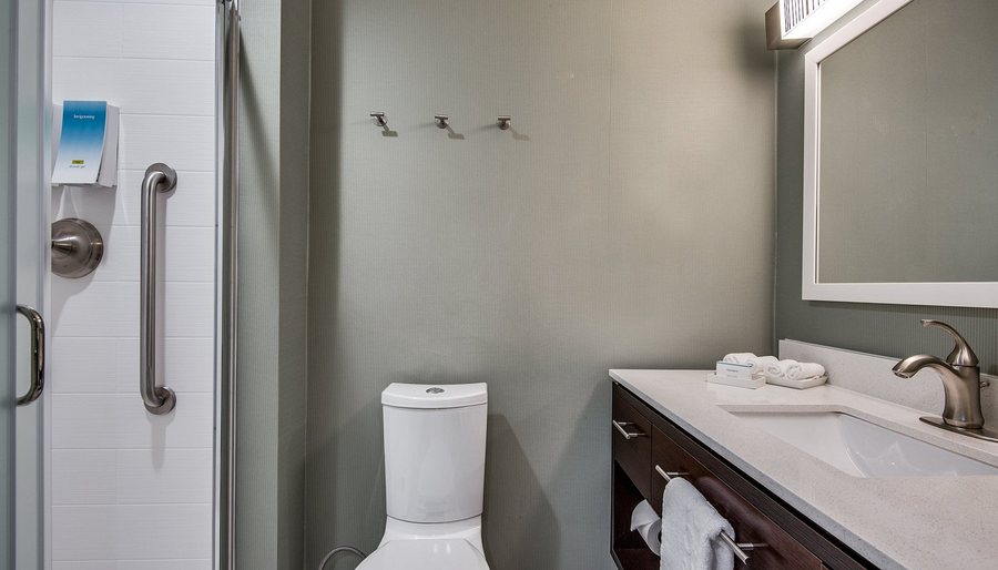 Home2 Suites by Hilton Irving DFW Airport North — Bathroom