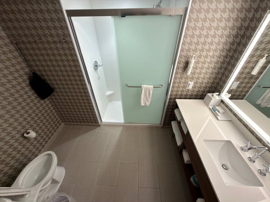 Home2 Suites by Hilton Jacksonville Downtown — Bathroom