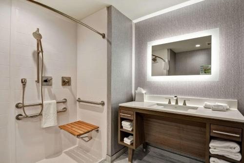 Home2 Suites By Hilton Jacksonville South St Johns Town Ctr — Bathroom