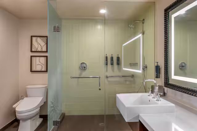 Home2 Suites by Hilton Kingsland — Bathroom