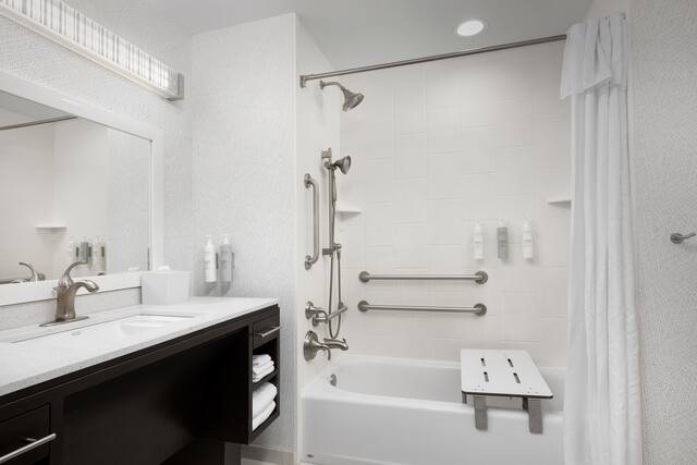 Home2 Suites by Hilton Knoxville West — Bathroom