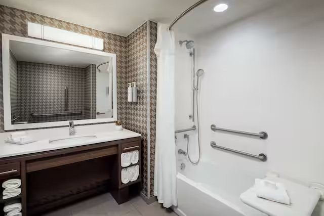 Home2 Suites By Hilton Lake Mary Orlando — Bathroom