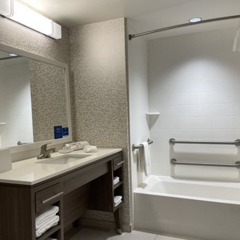 Home2 Suites by Hilton Largo — Bathroom