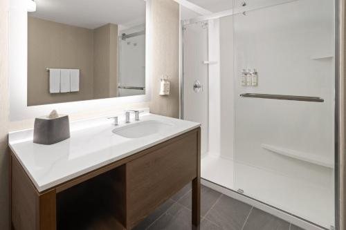 Home2 Suites by Hilton Lewes Rehoboth Beach — Bathroom