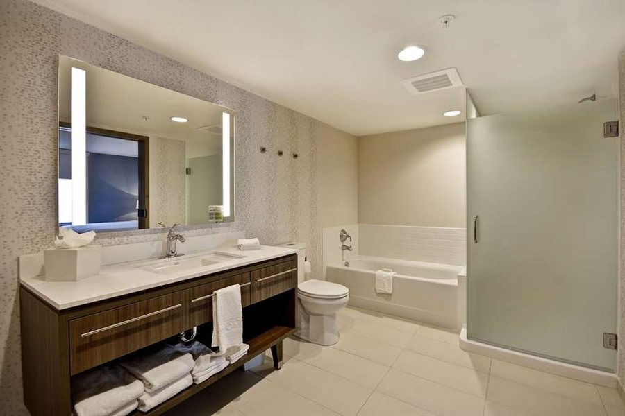 Home2 Suites by Hilton Liberty NE Kansas City — Bathroom