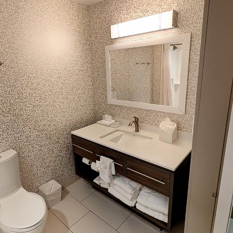 Home2 Suites by Hilton Longmont Longmont Colorado — Bathroom