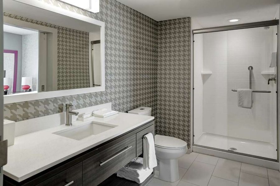 Home2 Suites by Hilton Louisville East Hurstbourne — Bathroom