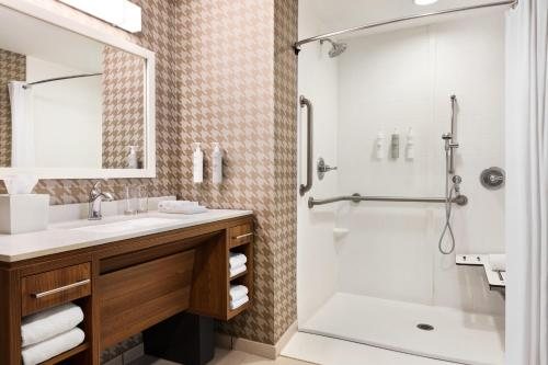 Home2 Suites By Hilton Lubbock University — Bathroom
