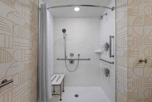 Home2 Suites by Hilton Macon I 75 North — Bathroom