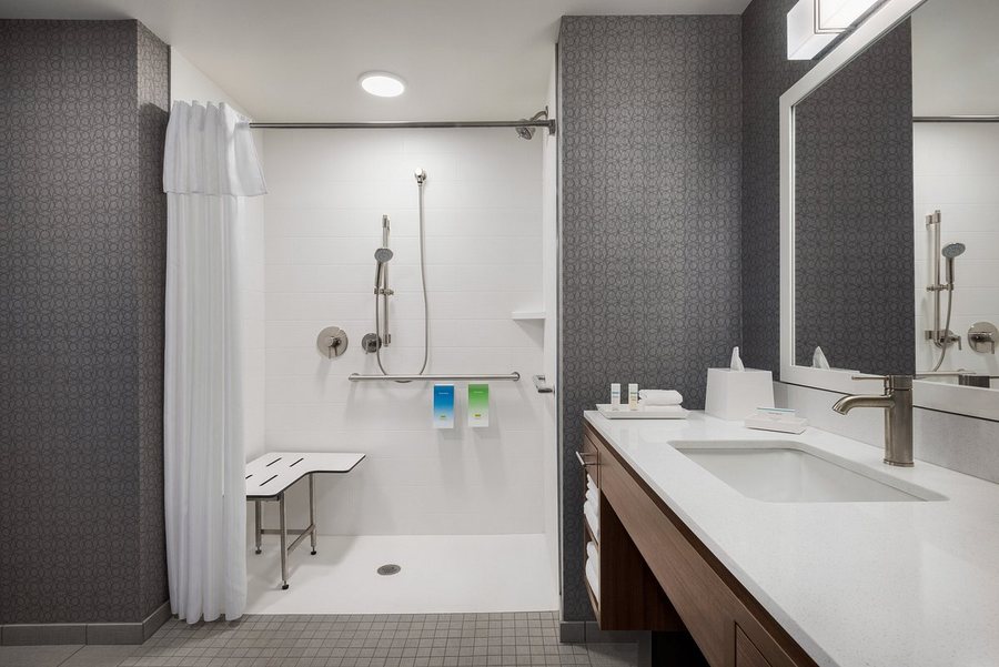 Home2 Suites by Hilton Madison Central Alliant Energy Center — Bathroom