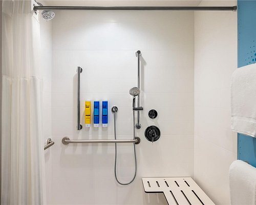 Home2 Suites by Hilton Martinsburg — Bathroom