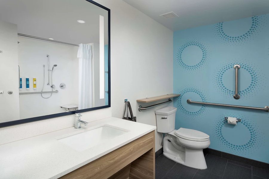 Home2 Suites By Hilton Miami Airport South Blue Lagoon Miami Florida — Bathroom